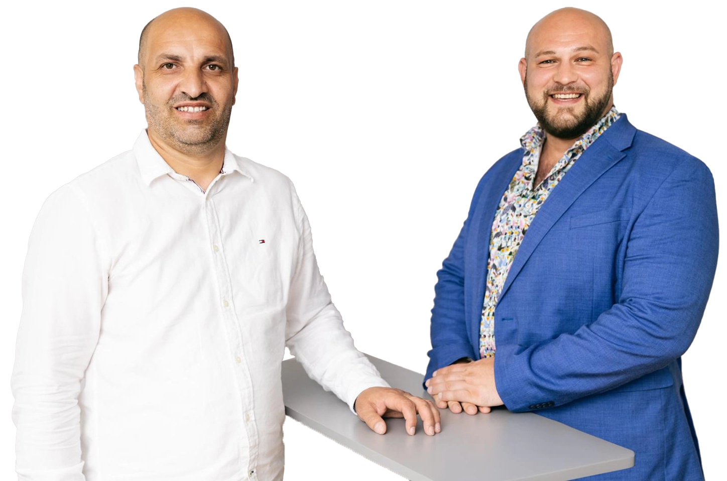 Sabri Abiti und Johannes Eberl blicken lächelnd in die Kamera