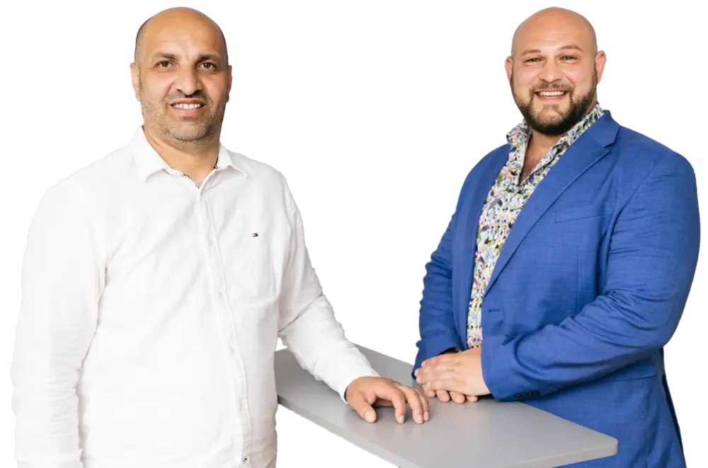 Sabri Abiti und Johannes Eberl lächeln in die Kamaer